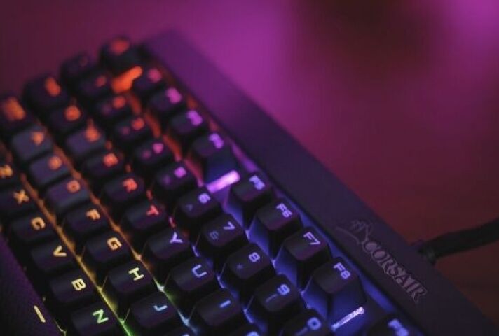 Her Tuşu Özelleşebilen RGB Mekanik Klavye : Corsair K70 LUX