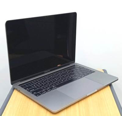 Apple MacBook Pro A1706 2017 i7 16GB DDR3L 250GB SSD O/B TYPE.C Catalina 13.3