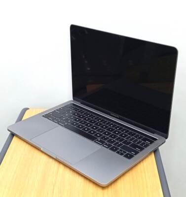 Apple MacBook Pro A1706 2017 i7 16GB DDR3L 250GB SSD O/B TYPE.C Catalina 13.3