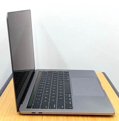 Apple MacBook Pro A1706 2017 i7 16GB DDR3L 250GB SSD O/B TYPE.C Catalina 13.3