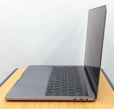 Apple MacBook Pro A1706 2017 i7 16GB DDR3L 250GB SSD O/B TYPE.C Catalina 13.3