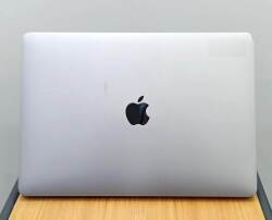 Apple MacBook Pro A1706 2017 i7 16GB DDR3L 250GB SSD O/B TYPE.C Catalina 13.3