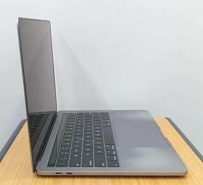 Apple MacBook Pro A1989 2019 i7 16GB DDR3L 256GB SSD O/B TYPE.C Catalina 13.3
