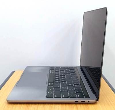 Apple MacBook Pro A1989 2019 i7 16GB DDR3L 256GB SSD O/B TYPE.C Catalina 13.3