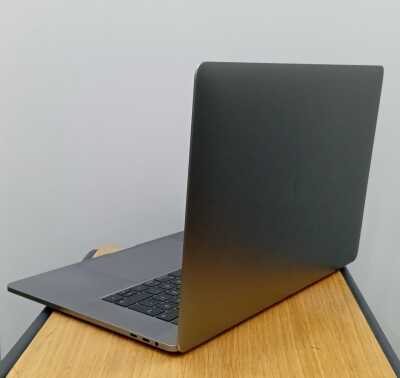 Apple MacBook Pro A1990 2018 İ7 2.6GHz 16Gb Ddr4 500 GB SSD Radeon 560x Monterey 15.4