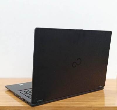 Fujitsu Lifebook U757 İ5 7300U 16Gb Ddr4 512GB M2 SSD O/B HDMI VGA DP Win10 15.6